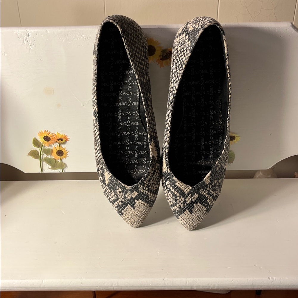 Vionic Women's Snakeskin Pattern Flats - Black and Cream